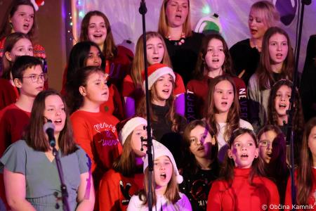 Miklavžev koncert na Osnovni šoli Toma Brejca napolnil telovadnico do zadnjega kotička (61)